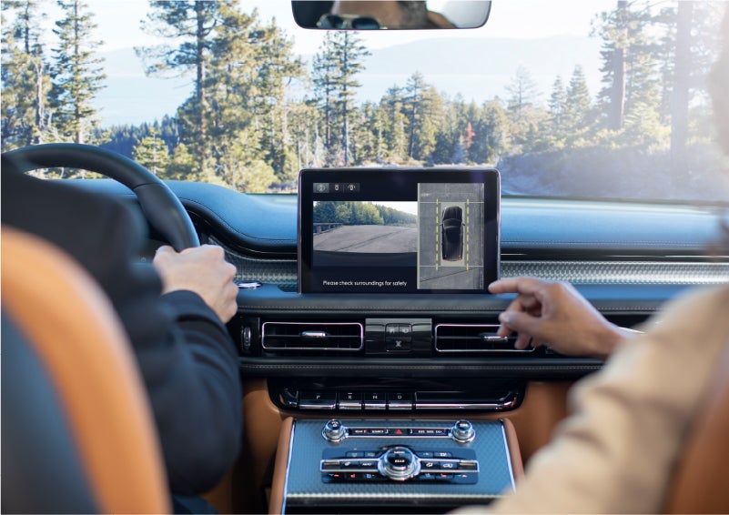 The 360-Degree Camera shows a bird’s eye view of a Lincoln Aviator® SUV from above | Uptown Lincoln in Wauwatosa WI