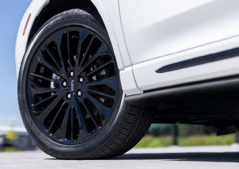 The stylish blacked-out 20-inch wheels from the available Jet Appearance Package are shown.