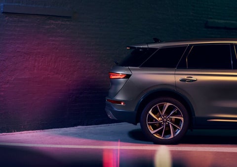 A dramatization of a 2025 Lincoln Corsair® SUV is shown backing up toward a wall. | Uptown Lincoln in Wauwatosa WI