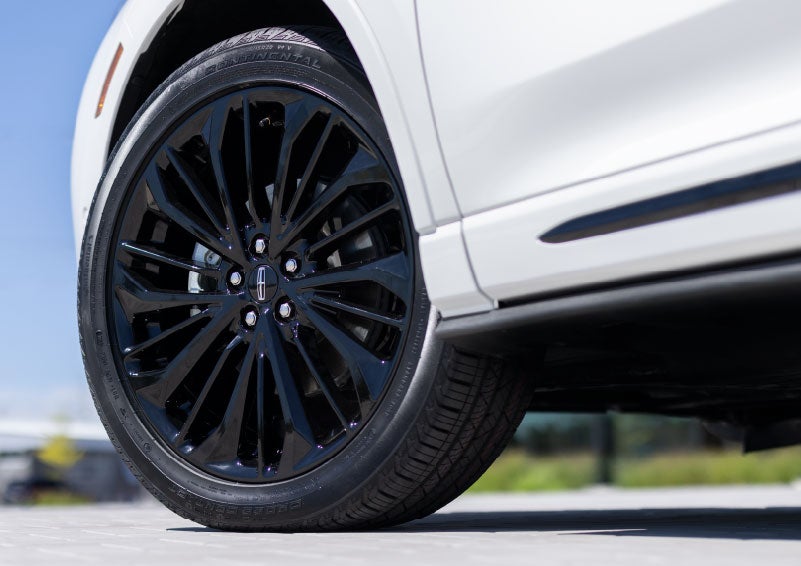 A stylish 20-inch black aluminum wheel of the available Jet Appearance Package is shown. | Uptown Lincoln in Wauwatosa WI