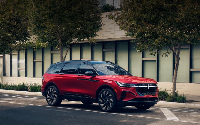 A 2025 Lincoln Nautilus® SUV with an available hybrid powertrain is parked in an urban setting. | Uptown Lincoln in Wauwatosa WI