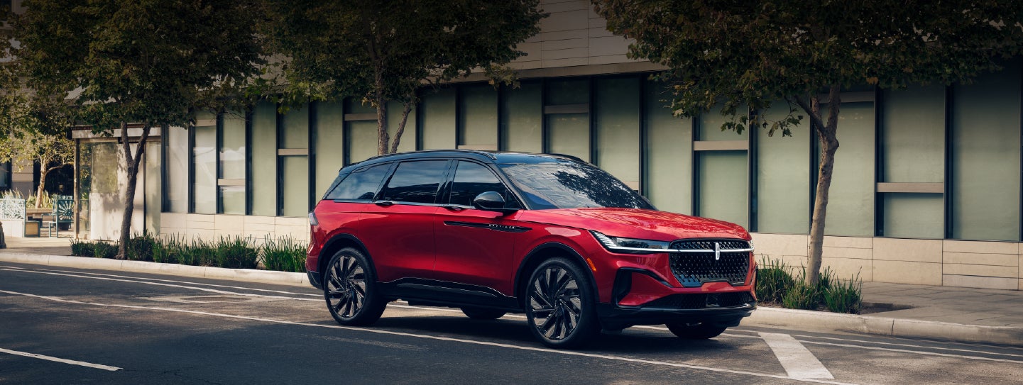 A 2025 Lincoln Nautilus® SUV with an available hybrid powertrain is parked in an urban setting. | Uptown Lincoln in Wauwatosa WI