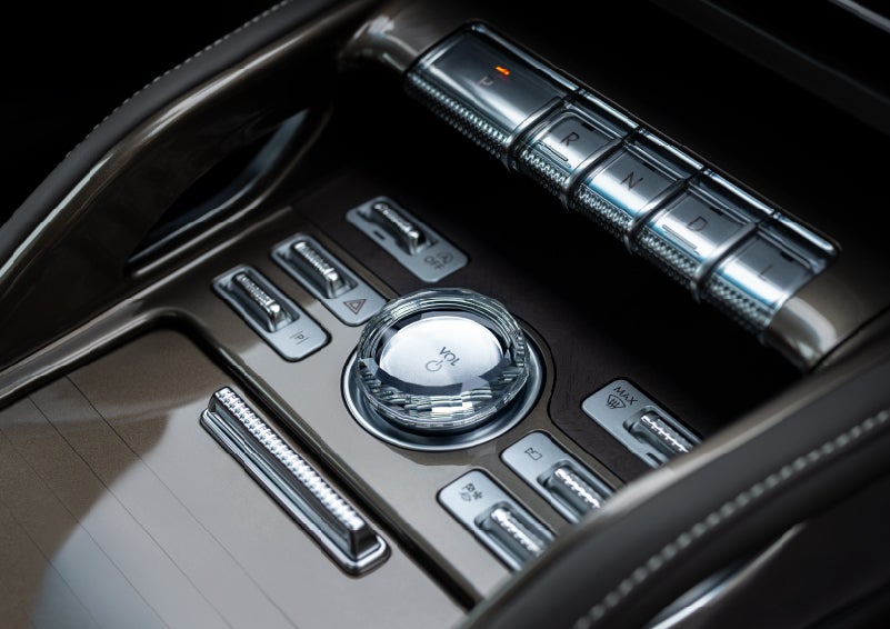 A crystal-inspired volume knob is shown in the center floor console of a 2025 Lincoln Nautilus® SUV. | Uptown Lincoln in Wauwatosa WI