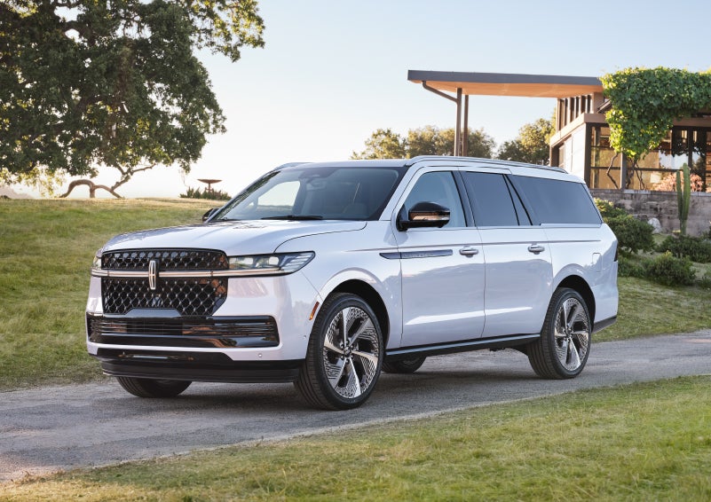 A detail shot of the Lincoln Navigator® Reserve model with available 22-inch, 12-spoke bright-machined aluminum wheels.