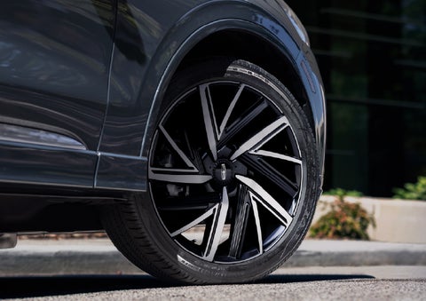 The wheel of the 2026 Lincoln Aviator® SUV is shown slightly angled out | Uptown Lincoln in Wauwatosa WI