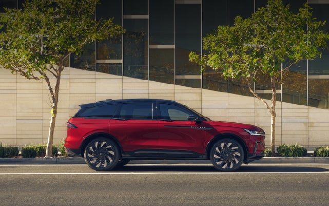 A 2026 Lincoln Nautilus® SUV with an available Hybrid Powertrain is parked in an urban setting. | Uptown Lincoln in Wauwatosa WI