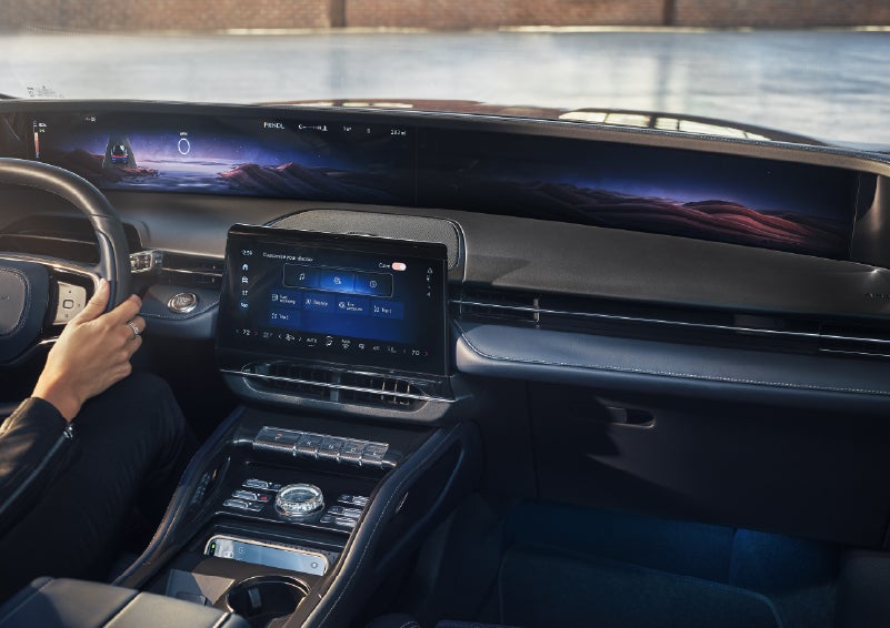 The center LCD touchscreen allows for easy personalization of key information. | Uptown Lincoln in Wauwatosa WI