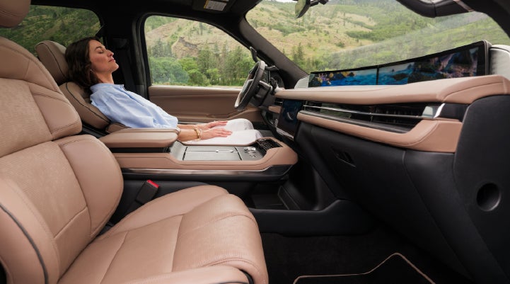 The driver of a parked Lincoln Navigator® SUV enjoys the Lincoln Rejuvenate experience