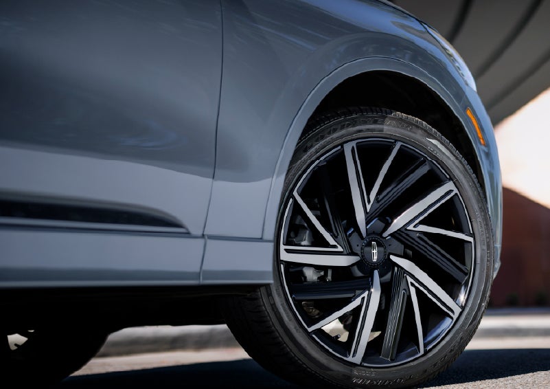 The wheel of the 2027 Lincoln Aviator® Black Label™ SUV is shown slightly angled out. | Uptown Lincoln in Wauwatosa WI