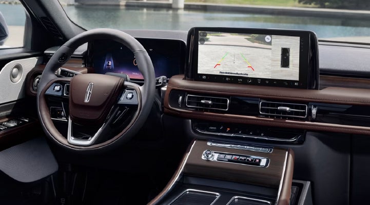 The backup camera of the 2027 Lincoln Aviator® SUV is displayed on screen. | Uptown Lincoln in Wauwatosa WI